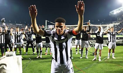 Οι πανηγυρισμοί των παικτών του ΠΑΟΚ με τους οπαδούς μετά τη νίκη επί του Ολυμπιακού