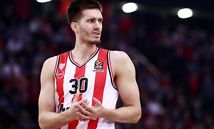 Ανησυχία με Πετρούσεφ στον Ολυμπιακό, αποχώρησε με πόνους στο δεξί πόδι