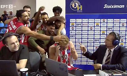 Αποθεώθηκε και μπουγελώθηκε στη… LIVE τηλεοπτική μετάδοση από τους συμπαίκτες του ο Τανούλης!