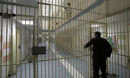 Φρουρός στις φυλακές Χανίων «περνούσε» κινητά τηλέφωνα στους κρατούμενους