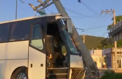 Πούλμαν έπεσε σε κολώνα στη Λεωφόρο Λαυρίου