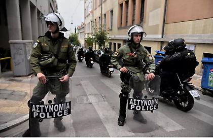 Έφοδος της αστυνομίας στη Νομική Σχολή μετά την άρνηση των καταληψιών να την εκκενώσουν - 27 προσαγωγές