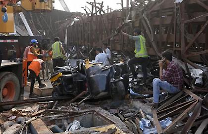 Ινδία: 14 οι νεκροί από την κατάρρευση τεράστιας διαφημιστικής πινακίδας - Υπάρχουν ακόμα παγιδευμένοι!