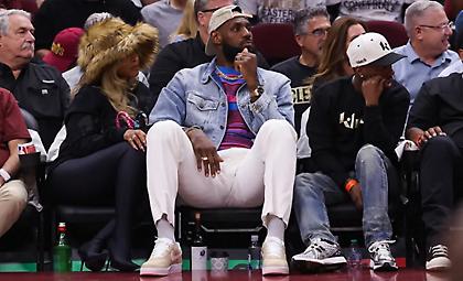 Αποθέωση για Λεμπρόν στο Κλίβελαντ-Πήγε στο γήπεδο με... μπουκάλι κρασί