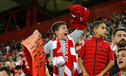 Αυτή είναι η ουσία του ποδοσφαίρου: Πιτσιρικάς τρελάθηκε και έβαλε τα κλάματα όταν πήρε τη φανέλα του Ποντένσε!