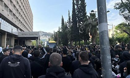 «Ντόπες» από εκατοντάδες οπαδούς της ΑΕΚ έξω από το ξενοδοχείο παρά την απαγόρευση