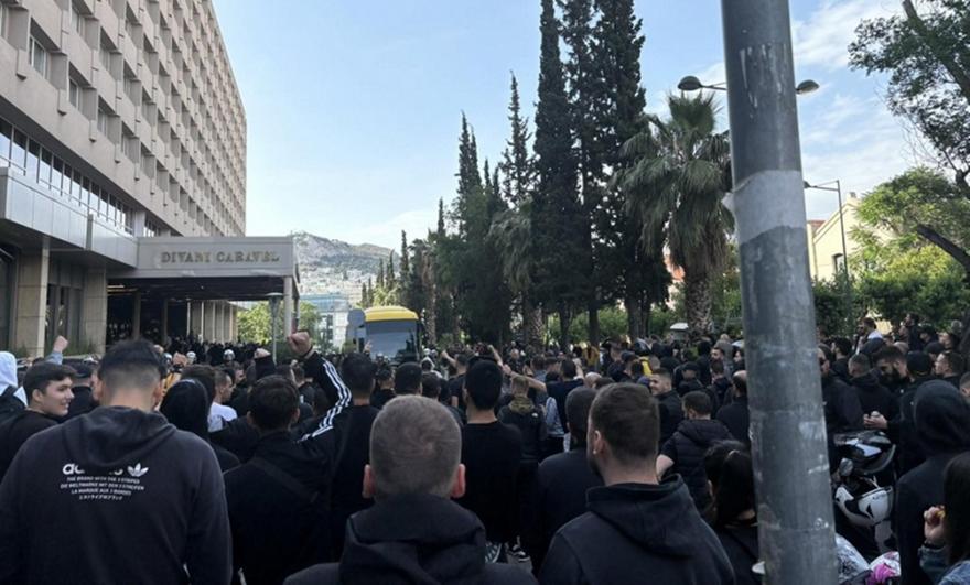 «Ντόπες» από εκατοντάδες οπαδούς της ΑΕΚ έξω από το ξενοδοχείο παρά την απαγόρευση