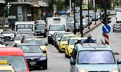 Τροχαίο με τραυματισμό δικυκλιστή στην Κηφισού - Αυξημένη κίνηση στους δρόμους