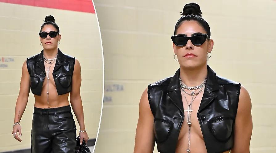 Με σούπερ αποκαλυπτική εμφάνιση έφτασε στο γήπεδο πριν από αγώνα παίκτρια του WNBA