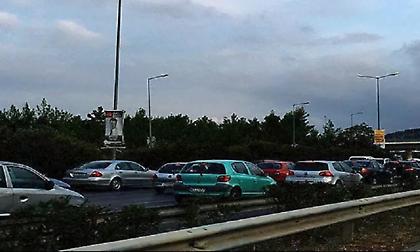 Στο κόκκινο η παραλιακή προς Πειραιά λόγω ακινητοποιημένου λεωφορείου