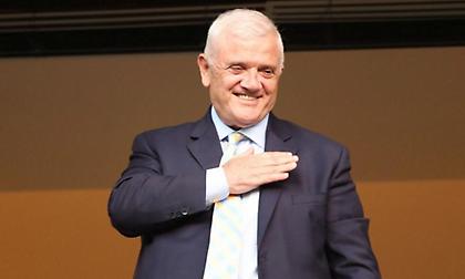 Στη Θεσσαλονίκη ο Μελισσανίδης, συνθήματα από οπαδούς του ΠΑΟΚ έξω από το ξενοδοχείο του