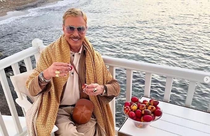 Τι λέει ο Λάκης Γαβαλάς για την ομοφοβική επίθεση που δέχθηκε από μοναχούς στο αεροδρόμιο