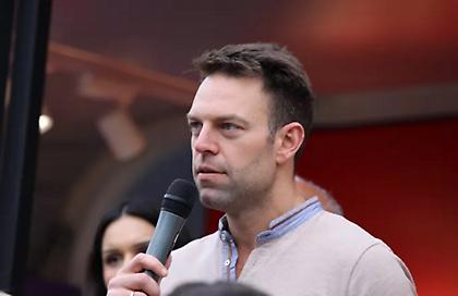 Στην πρεμιέρα του Αργυρού ο Στέφανος Κασσελάκης και ο Τάιλερ Μακμπέθ