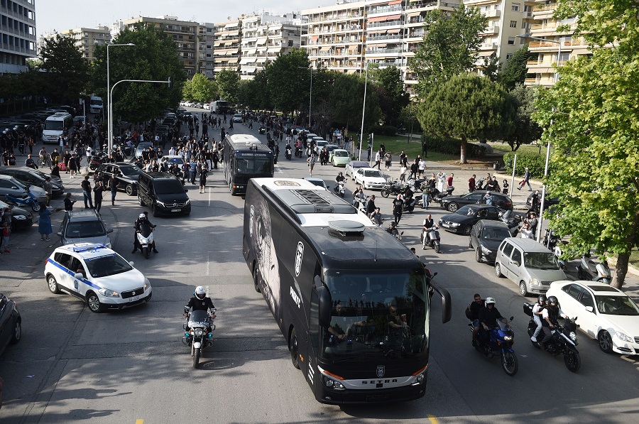 ΠΑΟΚ: Αποθέωση κατά την αναχώρηση για «Βικελίδης» - Η υψωμένη γροθιά του Λουτσέσκου