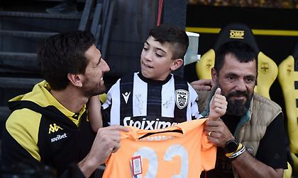 Όμορφη κίνηση από τον Κουέστα, έδωσε τη φανέλα του στον μικρό Γιαννάκη