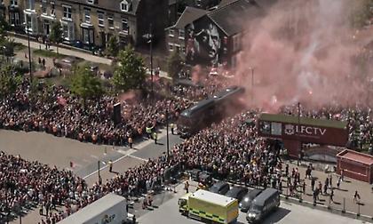 Συγκλονιστικές εικόνες: Η αποθεωτική υποδοχή στο πούλμαν της Λίβερπουλ για το «αντίο» του Κλοπ!