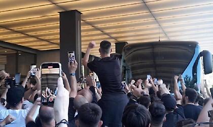 Αποθέωση κατά την αναχώρηση του ΠΑΟΚ για «Κλ. Βικελίδης» - Η υψωμένη γροθιά του Λουτσέσκου