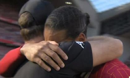 Συγκλονιστική στιγμή στο «Άνφιλντ»: Έπεσε με δάκρυα στην αγκαλιά του Κλοπ ο Φαν Ντάικ!