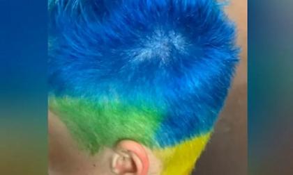 Απίστευτο σκηνικό στη Ρωσία: Πρόστιμο 550 δολαρίων σε 25χρονο γιατί έβαψε τα μαλλιά του σχεδόν στα χρώματα της Ουκρανίας