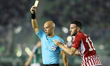 Τα «χρειάστηκε» ο διαιτητής του Παναθηναϊκός-Ολυμπιακός