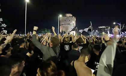Τρέλα και στον Λευκό Πύργο: Χιλιάδες οπαδοί του ΠΑΟΚ πανηγυρίζουν την κατάκτηση του πρωταθλήματος!