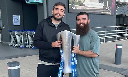 Τα αδέρφια Σαββίδη με το τρόπαιο πριν αυτό φτάσει σε αυτόν... που το αξίζει περισσότερο