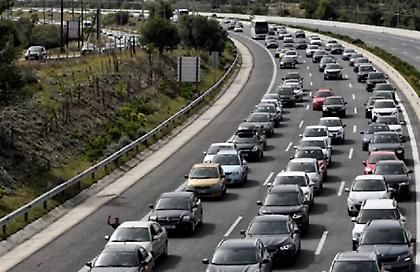 Σύγκρουση βυτιοφόρου με φορτηγό στην Αθηνών-Κορίνθου, στο ύψος του Ασπρόπυργου – Μεγάλο μποτιλιάρισμα στο ρεύμα εισόδου