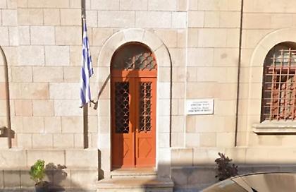 Νεαροί τουρίστες προσπάθησαν να κατεβάσουν την ελληνική σημαία από αστυνομικό τμήμα στη Ρόδο