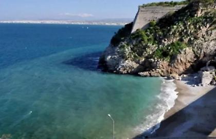 Σε κρίσιμη κατάσταση ο 25χρονος που έπεσε από τα βράχια στη θάλασσα, στο Παλαιόκαστρο