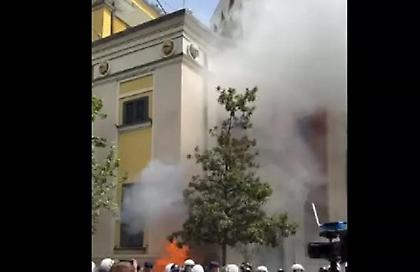 Αλβανία: Επεισόδια έξω από το δημαρχείο Τιράνων - Διαδηλωτές πέταξαν μολότοφ ζητώντας την παραίτηση του δημάρχου