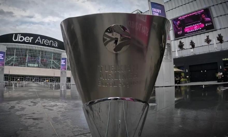 Το πολυπόθητο τρόπαιο της Euroleague έφτασε από την Βαρκελώνη στο Βερολίνο για το Final Four