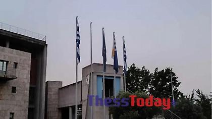 Άγνωστοι κατέβασαν το βράδυ κρυφά τη σημαία του ΠΑΟΚ από το δημαρχείο της Θεσσαλονίκης