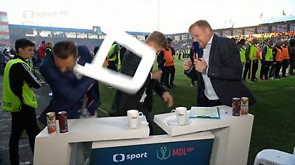 Βικτόρια Πλζεν-Σπάρτα Πράγας: Οπαδοί μπούκαραν και πέταξαν σκαμπό στους δημοσιογράφους στον τελικό Κυπέλλου Τσεχίας