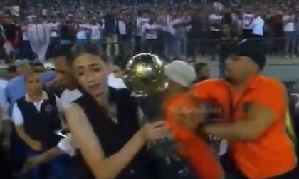 Πλακώθηκαν σε τελικό και έπεσαν πάνω στην κοπέλα που κρατούσε το τρόπαιο!