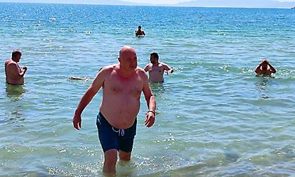 Βούτηξε στις Αλυκές ο Αχιλλέας Μπέος για να αποδείξει την καταλληλόλητα του νερού