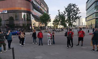 Οπαδοί του Ολυμπιακού στην προπόνηση ενόψει του ημιτελικού με τη Ρεάλ