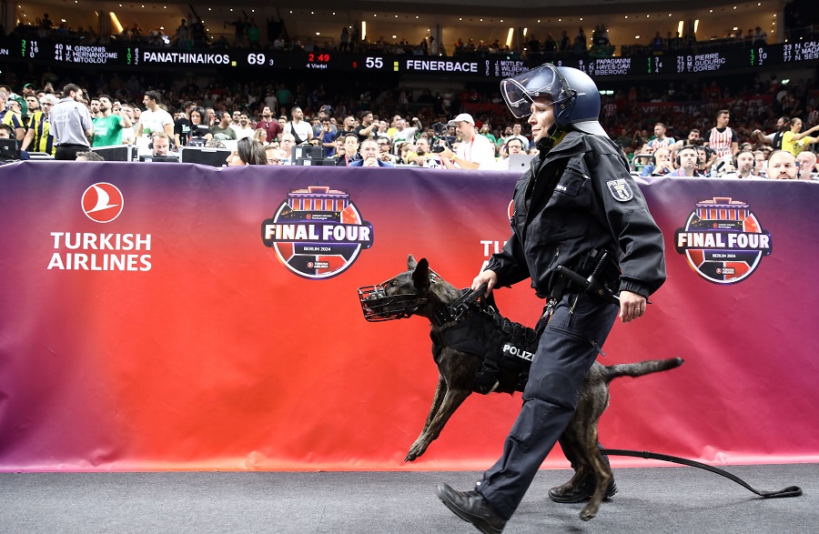 Uber Arena: Πρωτόγνωρες εικόνες με αγριεμένα σκυλιά της αστυνομίας