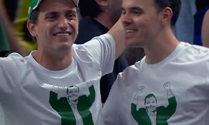 Φίλοι του Παναθηναϊκού στην «Uber Arena» με μπλούζες Αταμάν και υψωμένες γροθιές!