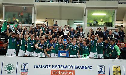 Η απονομή του τροπαίου στον Κυπελλούχο Ελλάδας Παναθηναϊκό και οι πανηγυρισμοί στον αγωνιστικό χώρο!