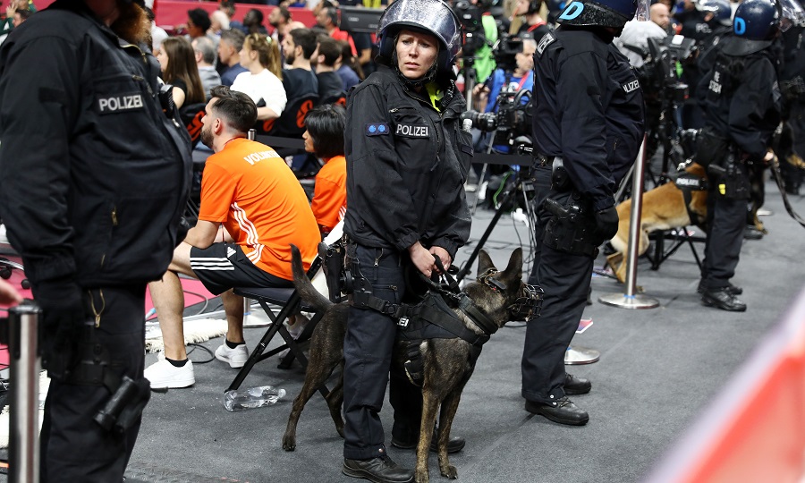 Ολυμπιακός: Διαμαρτυρία για την ασφυκτική παρουσία αστυνομικών με σκύλους στον πάγκο!