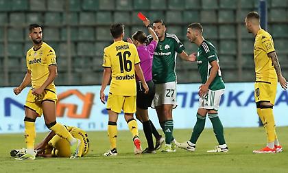 Με 10 από το 51' στον τελικό ο Παναθηναϊκός - Πρώτη κόκκινη στην καριέρα του ο Κώτσιρας!