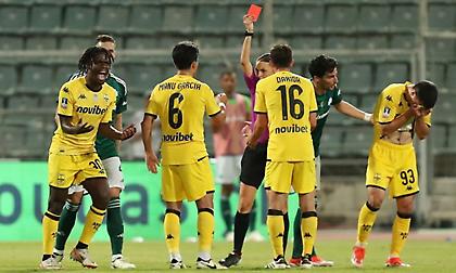 Έμεινε με 9 παίκτες ο Άρης - Δύο κόκκινες σε έξι λεπτά!