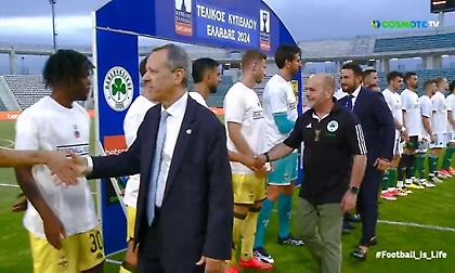 Η είσοδος του Παναθηναϊκού και του Άρη και η χειραψία των παικτών με τους Αλαφούζο, Καρυπίδη και Μπαλτάκο