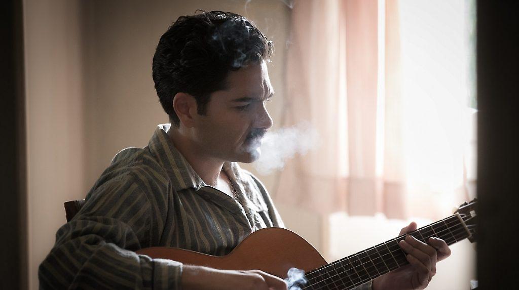 «Υπάρχω»: Οι πρώτες εικόνες του Χρήστου Μάστορα ως Στέλιος Καζαντζίδης