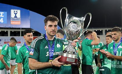 Η αφιέρωση του Ιωαννίδη στη Βουλγαράκη με το Κύπελλο αγκαλιά