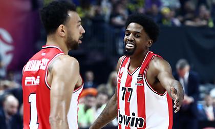 Τρομερό και γρήγορο passing game των «ερυθρόλευκων» για το ελεύθερο τρίποντο του ΜακΚίσικ!