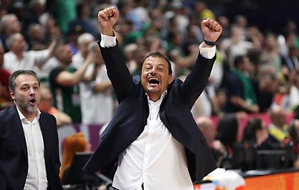 Οι υψωμένες γροθιές του Αταμάν για τον 3ο τίτλο της καριέρας του!