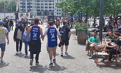 Οπαδοί της Εφές με φανέλες Αταμάν στο Βερολίνο