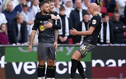 Επικός Άρμστρονγκ: Μπέρδεψε τα σφυρίγματα και πανηγύριζε πριν τη λήξη του αγώνα!