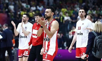 Αποθέωση σε παίκτες και Μπαρτζώκα από τους οπαδούς του Ολυμπιακού μετά τη νίκη στον μικρό τελικό